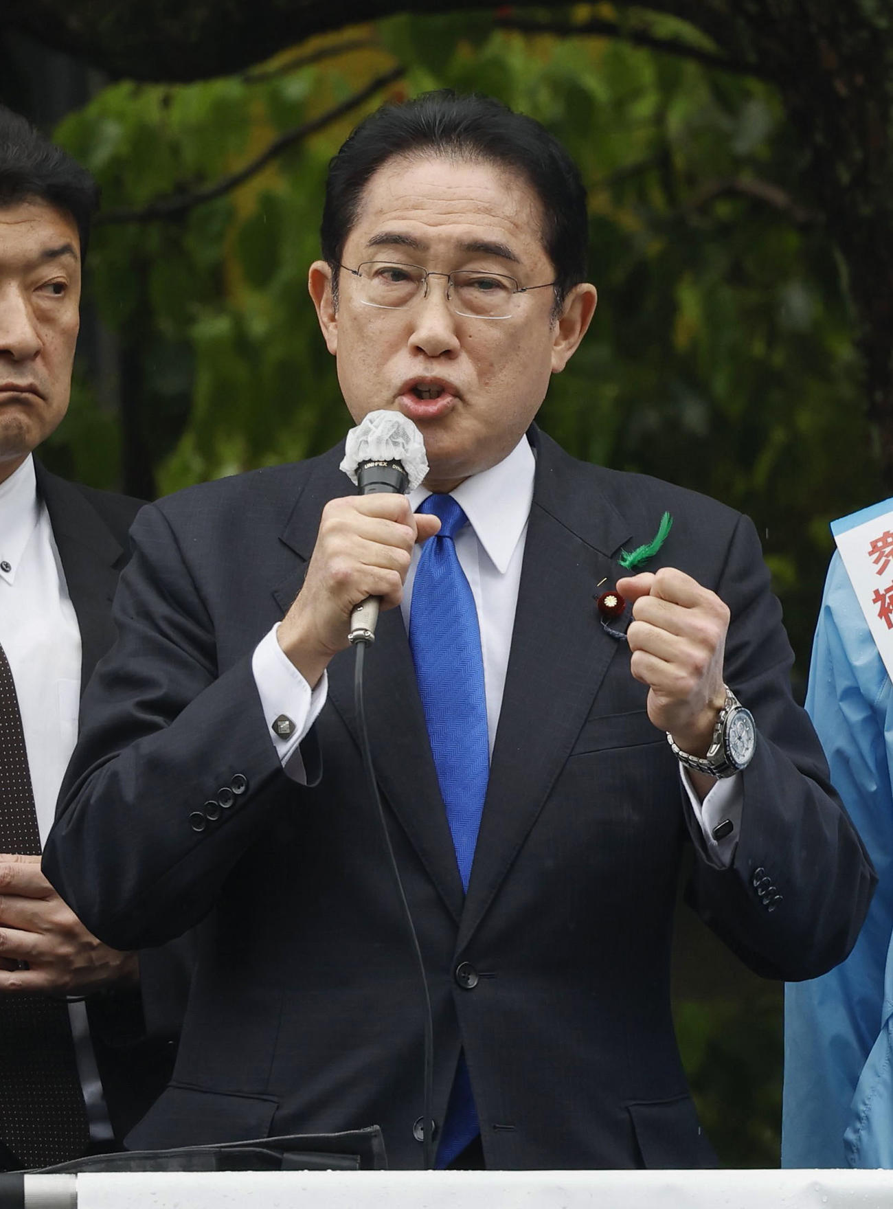 衆院和歌山1区補欠選挙でJR和歌山駅前で応援演説する岸田首相＝15日午後0時58分（共同）