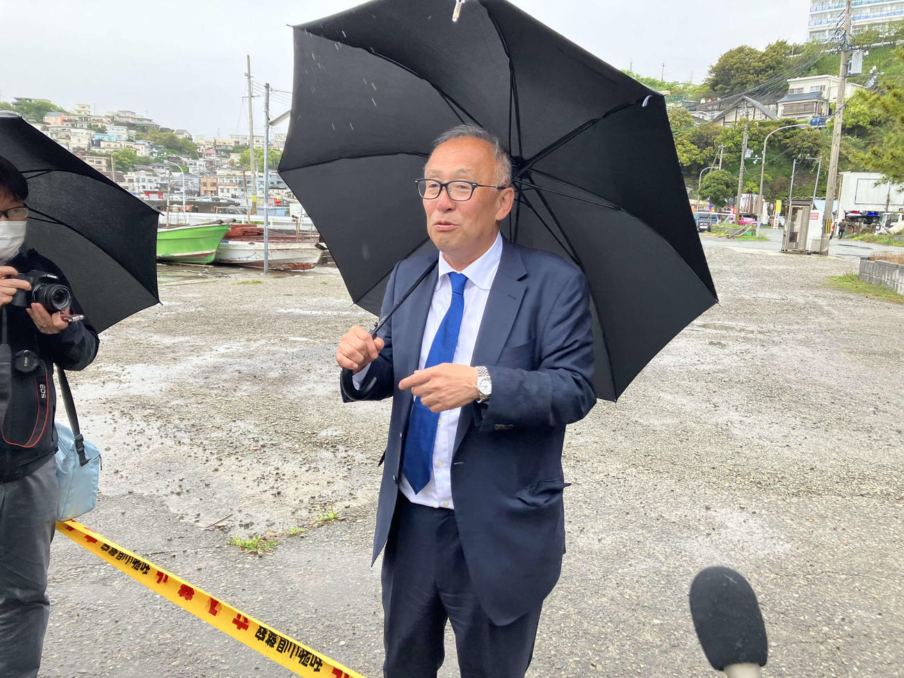 爆発発生時の様子を語る浜田真輔和歌山市議（撮影・阪口孝志）