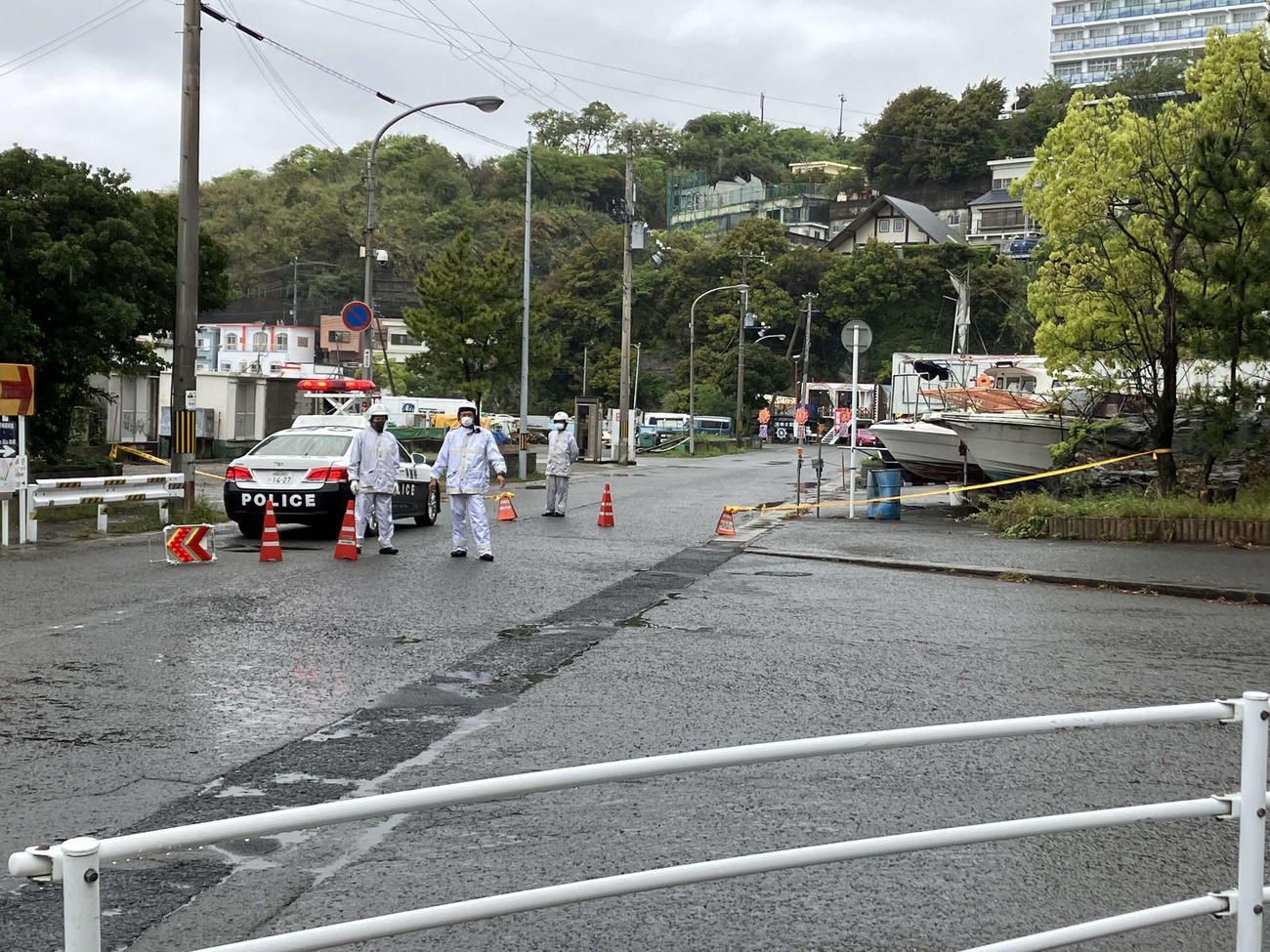 漁港周辺では警察によって規制線が張られた（撮影・阪口孝志）