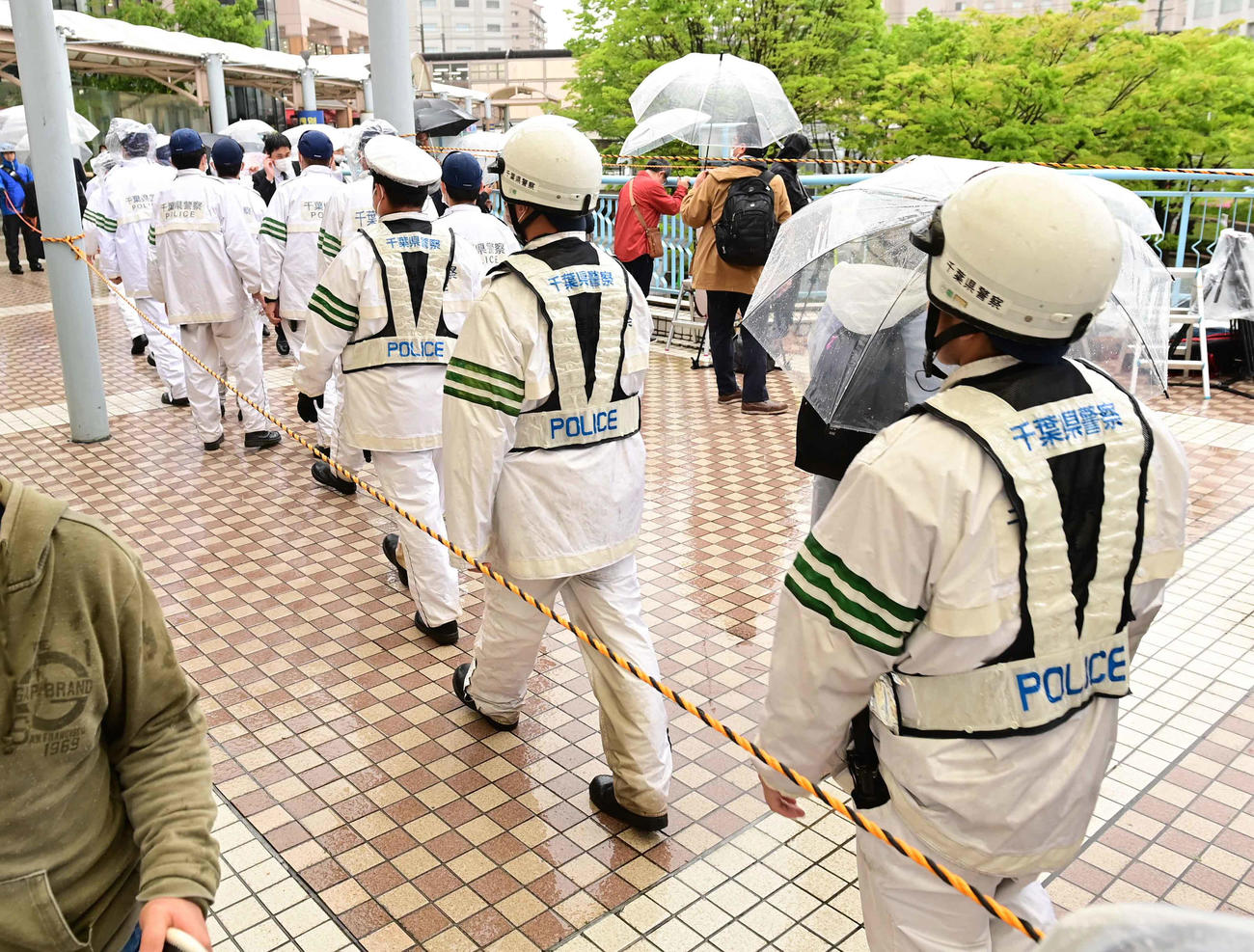 千葉県浦安市で行われた岸田首相の応援演説に備え、警備体制に就く千葉県警の警察官たち（撮影・小沢裕）