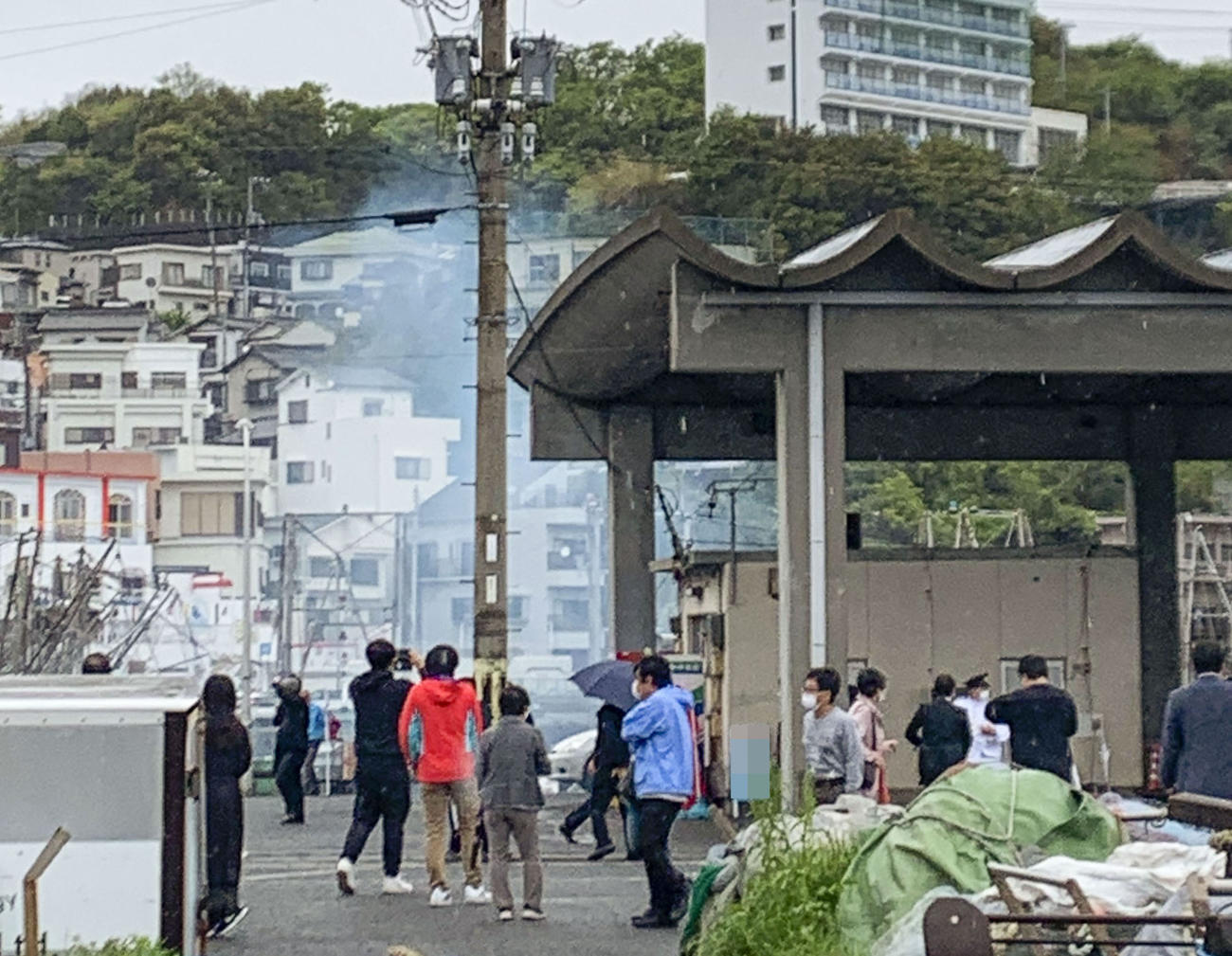岸田首相の演説会場に、筒状のものが投げ込まれて上がった白煙＝15日午前、和歌山市の雑賀崎漁港（目撃者提供、画像の一部を加工）（共同）