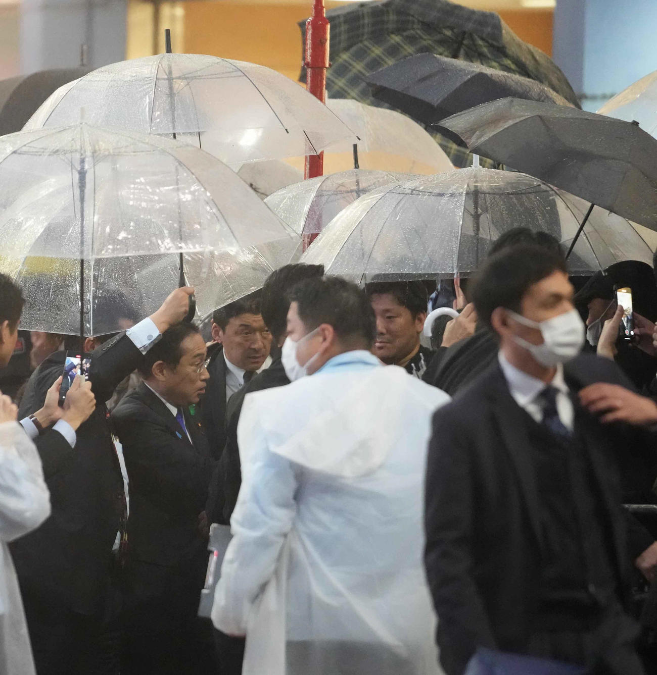 千葉県市川市の本八幡駅前で行われた応援演説を終え、SPに囲まれながら聴衆の元に歩み寄る岸田首相（撮影・小沢裕）