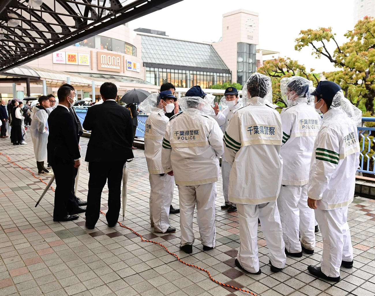 千葉県浦安市で行われた岸田首相の応援演説に備えて、警備体制に就く千葉県警の警察官たち（撮影・小沢裕）