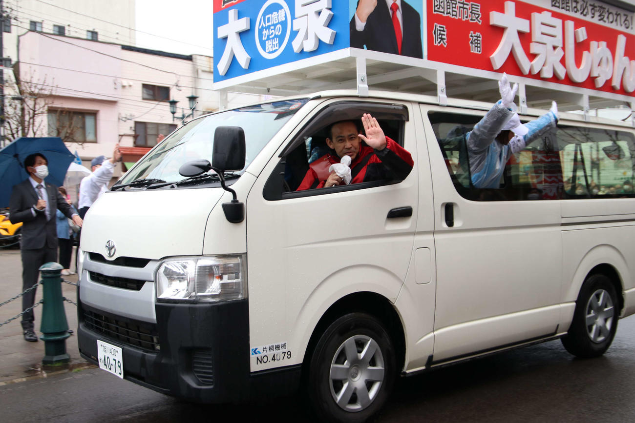 選挙カーに乗り込み出発する大泉潤氏（撮影・山崎純一）