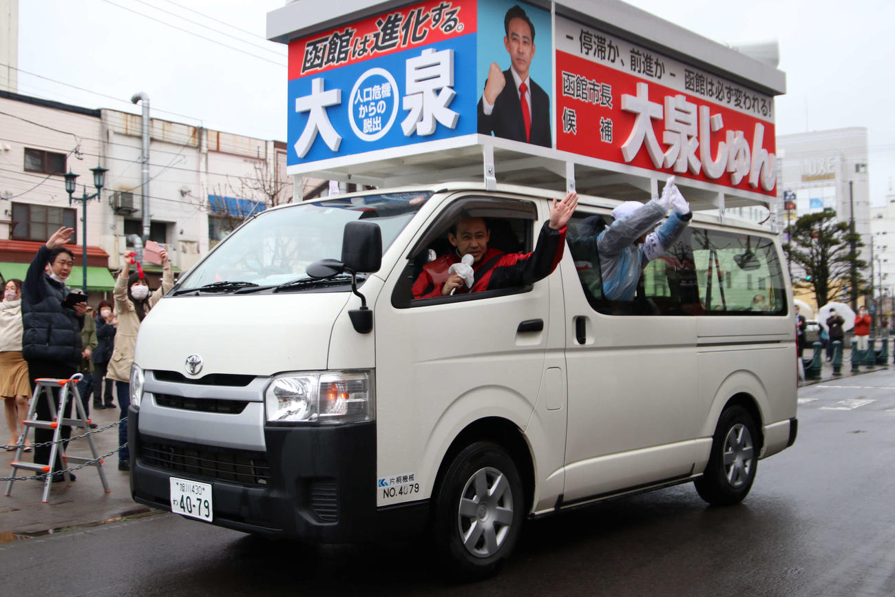 選挙カーに乗り込み出発する大泉潤氏（撮影・山崎純一）