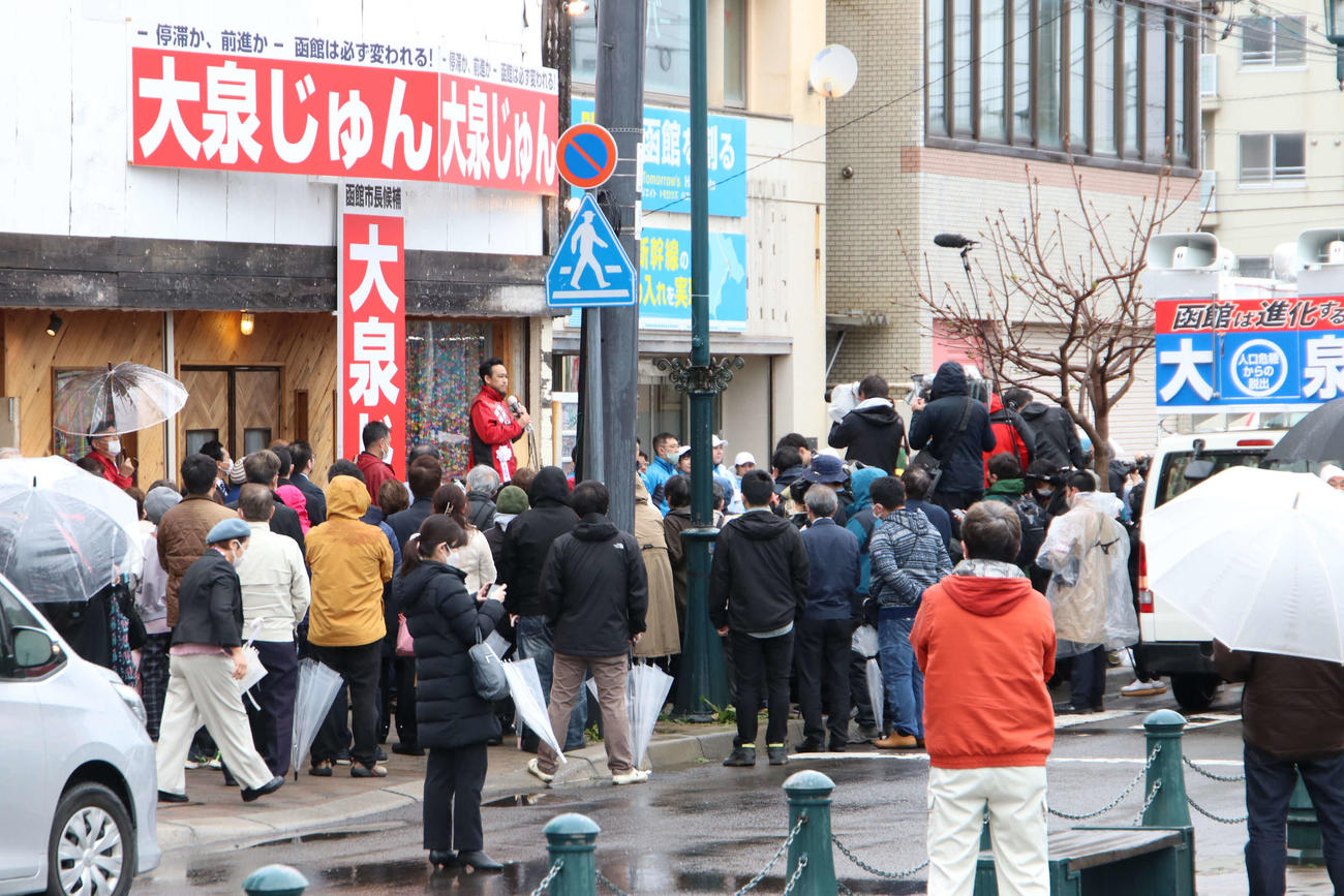 函館市長選に立候補した大泉潤氏の演説に耳を傾ける多くの市民ら（撮影・山崎純一）