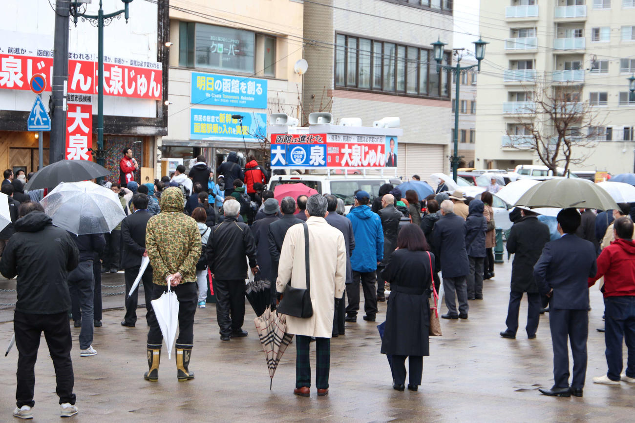 函館市長選に立候補した大泉潤氏の演説に耳を傾ける多くの市民ら（撮影・山崎純一）