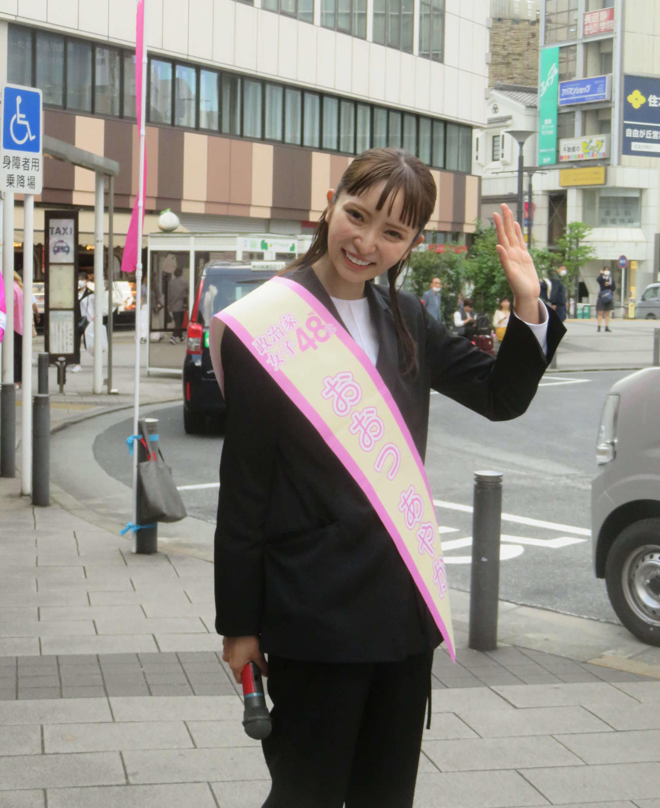 東京・目黒区議選に立候補した政治家女子48党の大津綾香氏が自由が丘駅前で第一声を行った（撮影・大上悟）