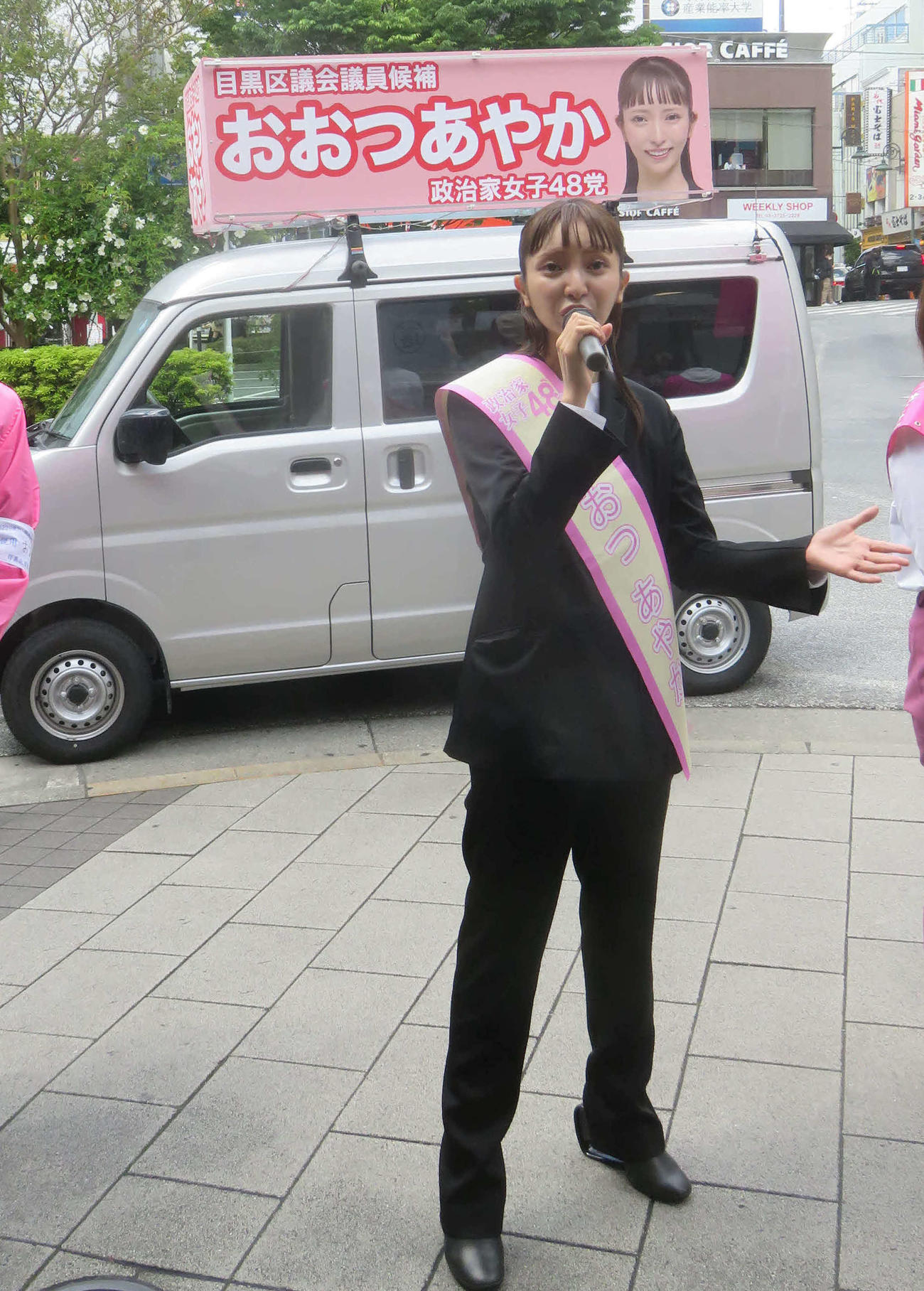 東京・目黒区議選に立候補した政治家女子48党の大津綾香氏が自由が丘駅前で第一声を行った（撮影・大上悟）