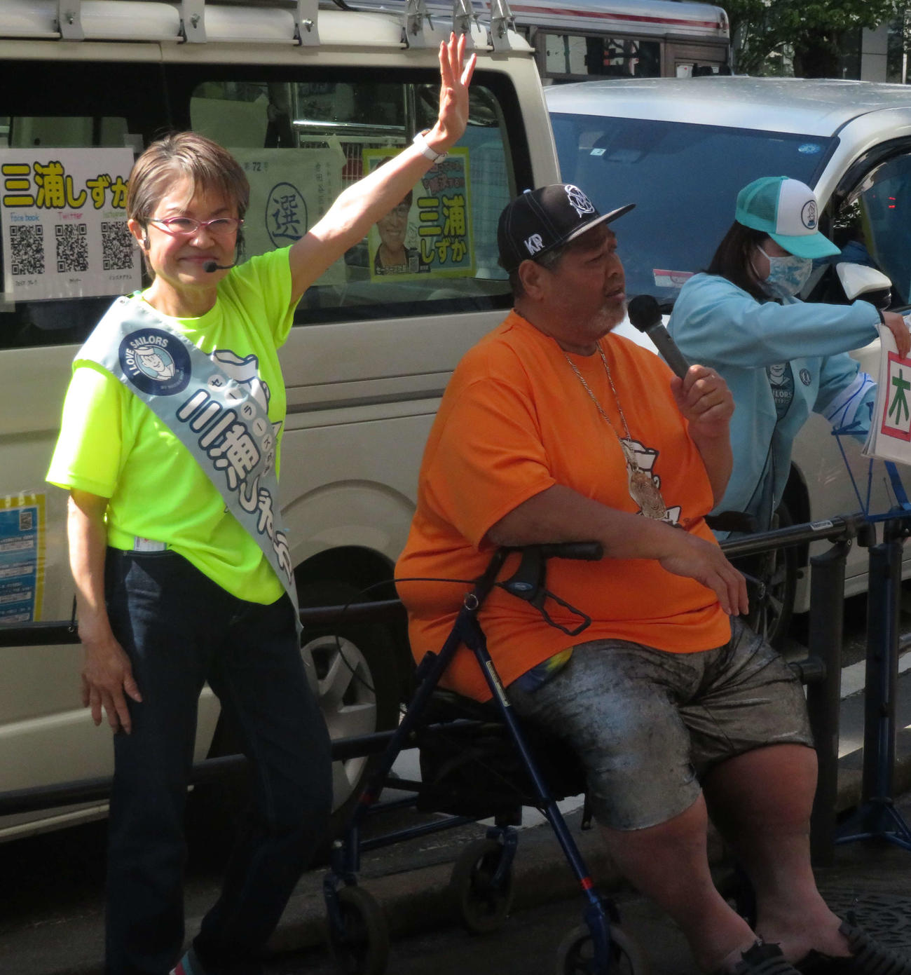 世田谷区議選に立候補した三浦静加氏（左）と応援に駆け付けた元大関のタレント小錦（撮影・寺沢卓）