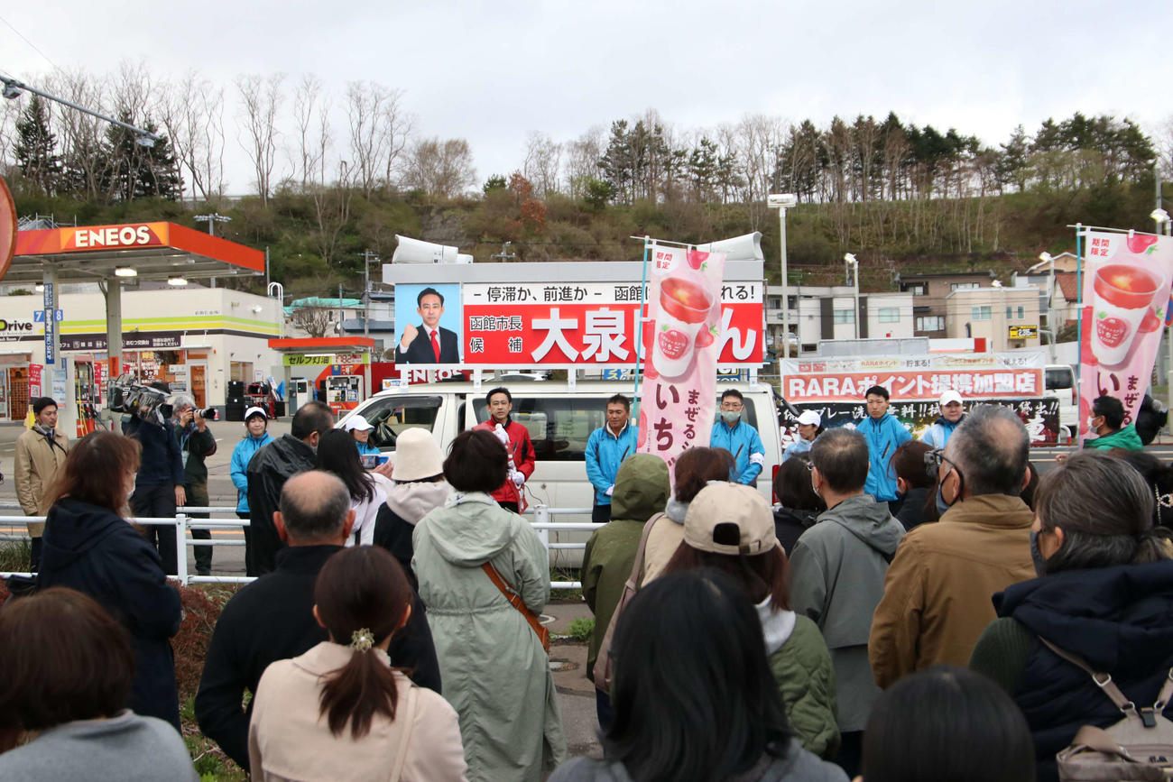 函館市長選に立候補した大泉潤氏の街頭演説に耳を傾ける多くの市民（撮影・山崎純一）