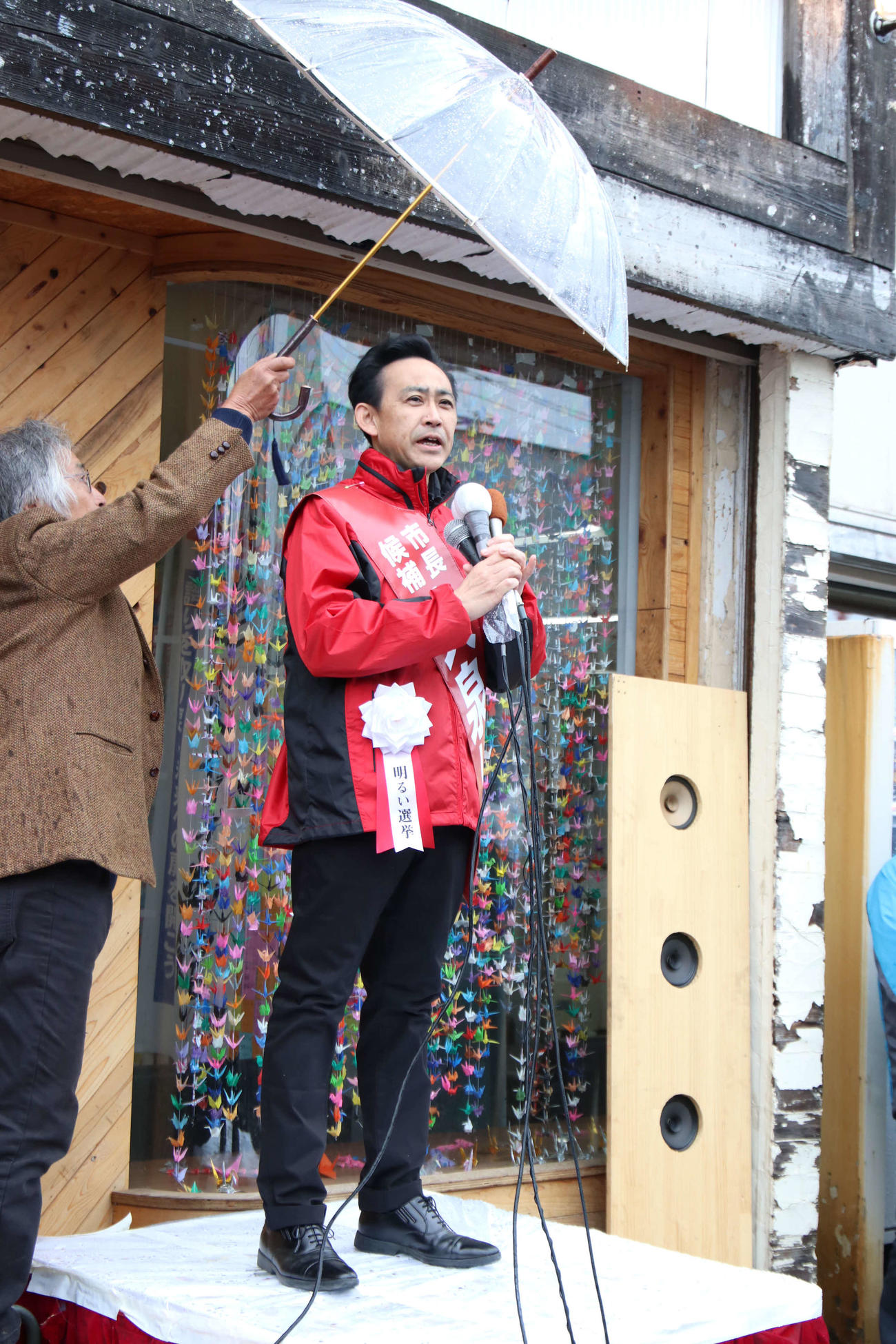 函館市内の後援会事務所前で演説する大泉潤氏（撮影・山崎純一）