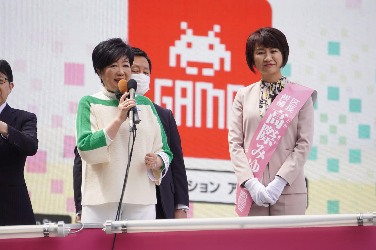 高際みゆき氏（右）の応援演説を行った東京都の小池百合子知事（撮影・沢田直人）