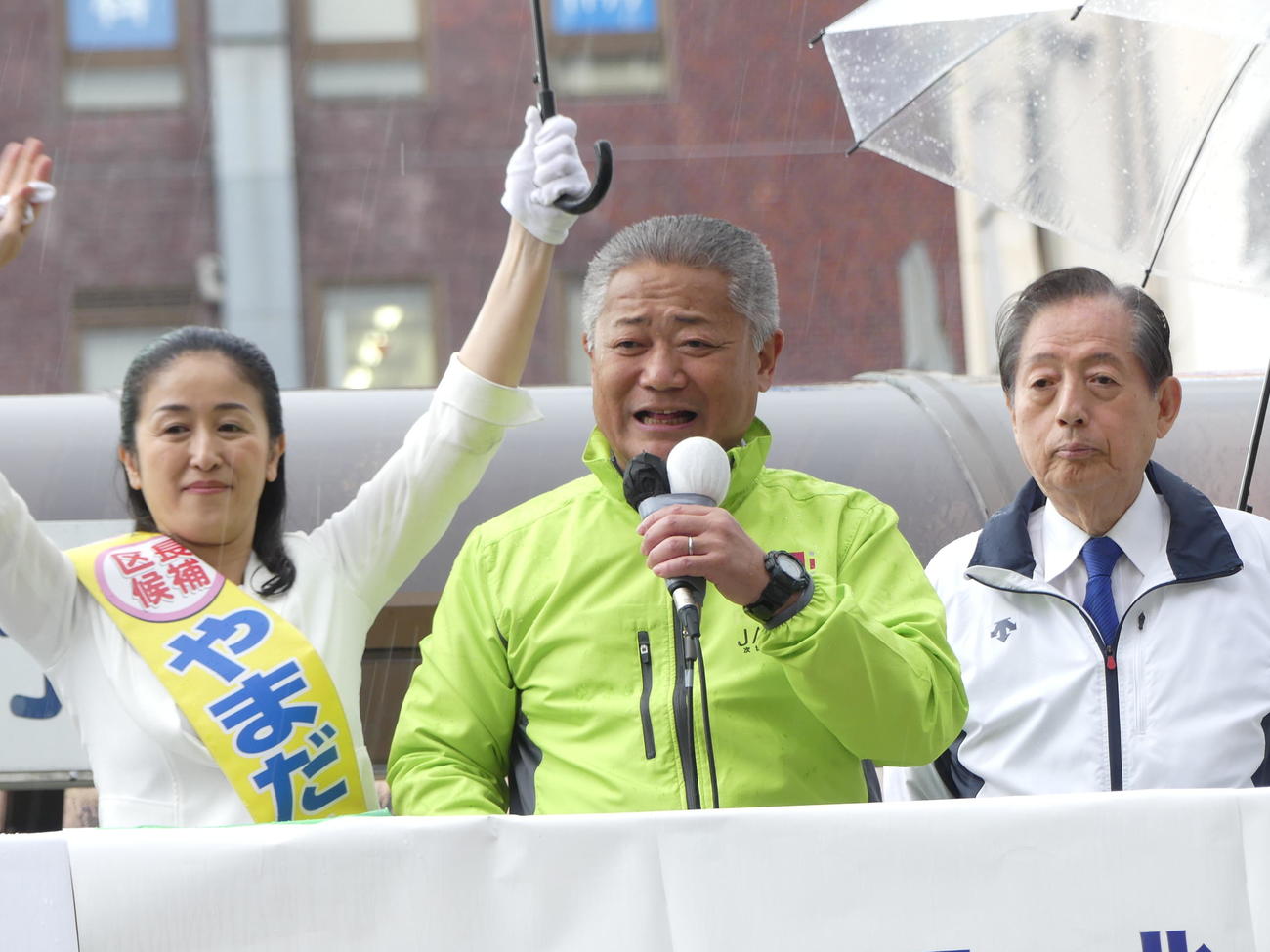 北区長選に出馬した自民・山田加奈子氏（右）の応援に入った日本維新の会の馬場伸幸代表（中央）と公明党の太田昭宏前代表（撮影・中山知子）