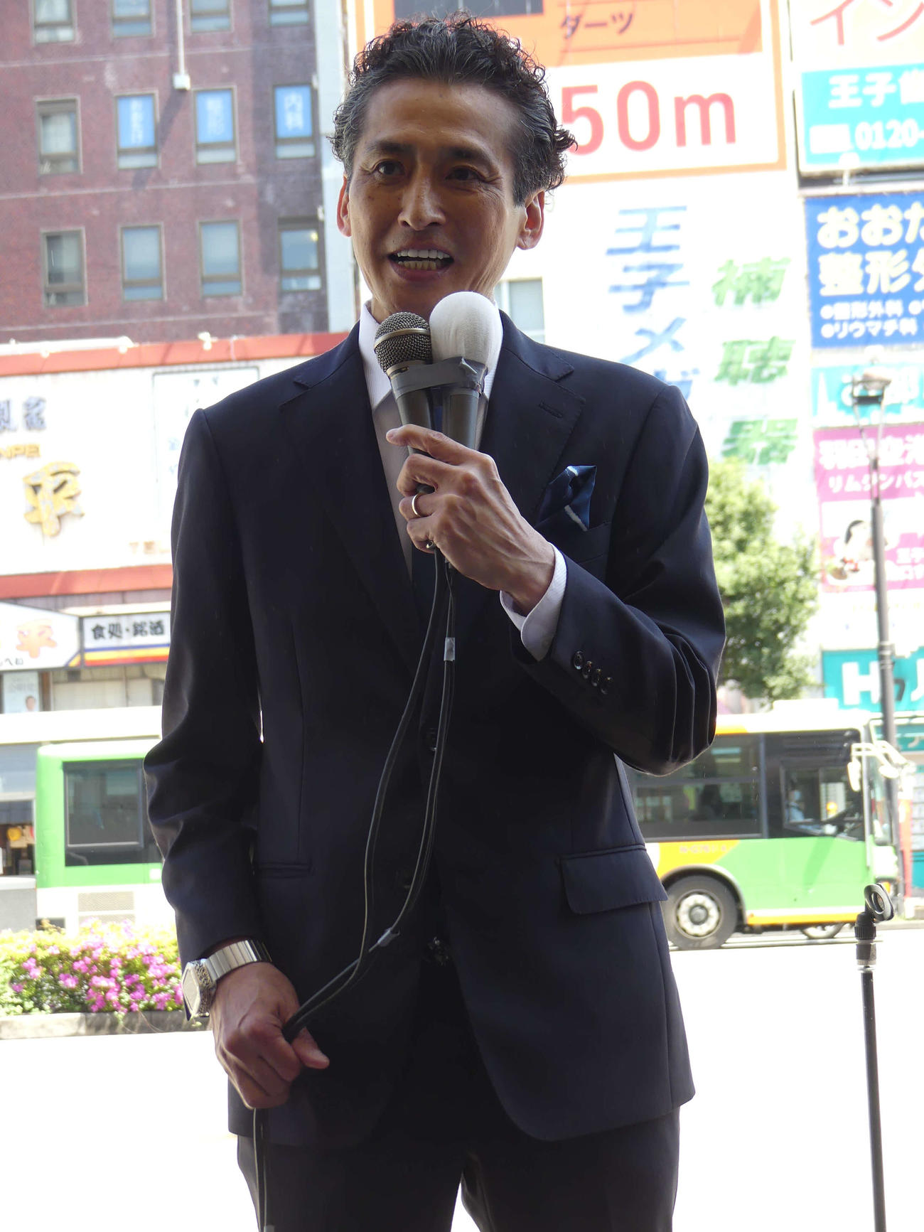 北区長選に出馬した現職花川与惣太氏の第一声で応援演説を行う大沢樹生（撮影・中山知子）