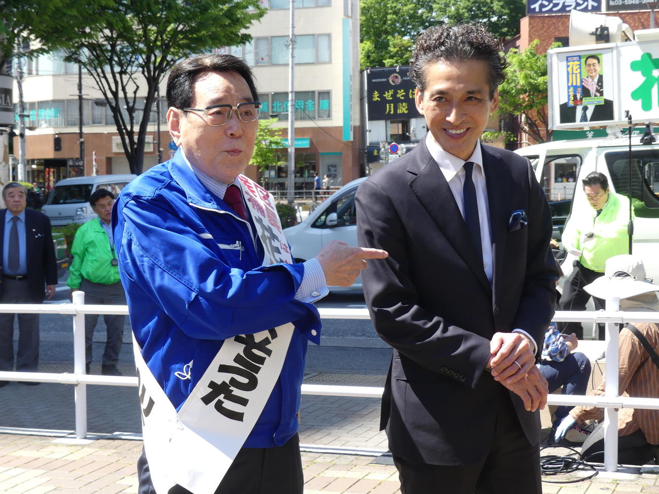 北区長選で、現職花川与惣太氏（左）の遊説に同行する大沢樹生（撮影・中山知子）