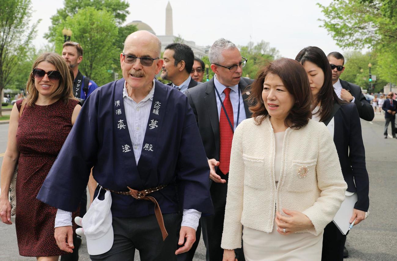 米ワシントンを訪問し「全米桜祭り」を視察した岸田首相の妻の裕子さん（右）＝16日（外務省撮影＝共同）