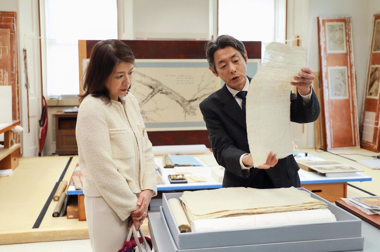 米ワシントンを訪問し国立アジア美術館を視察した岸田首相の妻の裕子さん（左）＝16日（外務省撮影＝共同）
