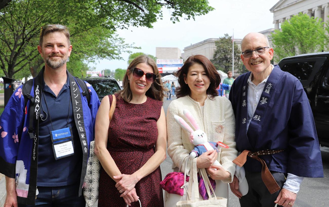 米ワシントンを訪問し「全米桜祭り」を視察した岸田首相の妻の裕子さん（右から2人目）＝16日（外務省撮影＝共同）