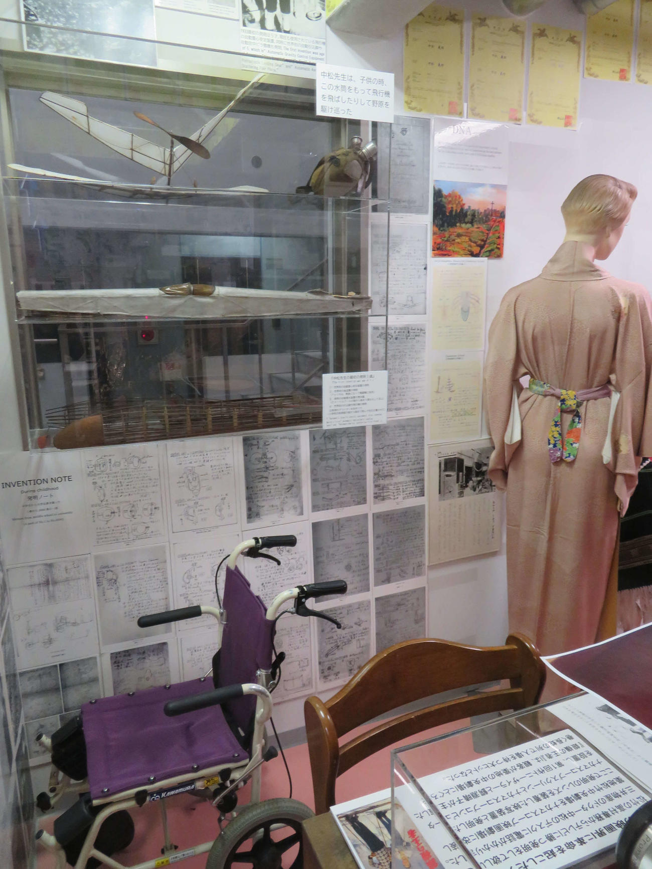 「ドクター中松発明博物館」に陳列された、5歳で最初に発明した「自動重心安定装置」（撮影・村上幸将）
