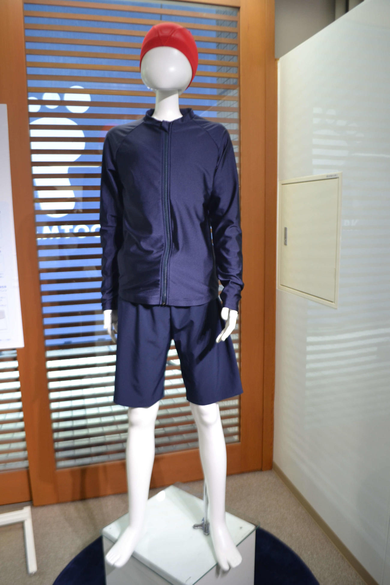 記者発表会場で展示された「男女共用セパレーツ水着」