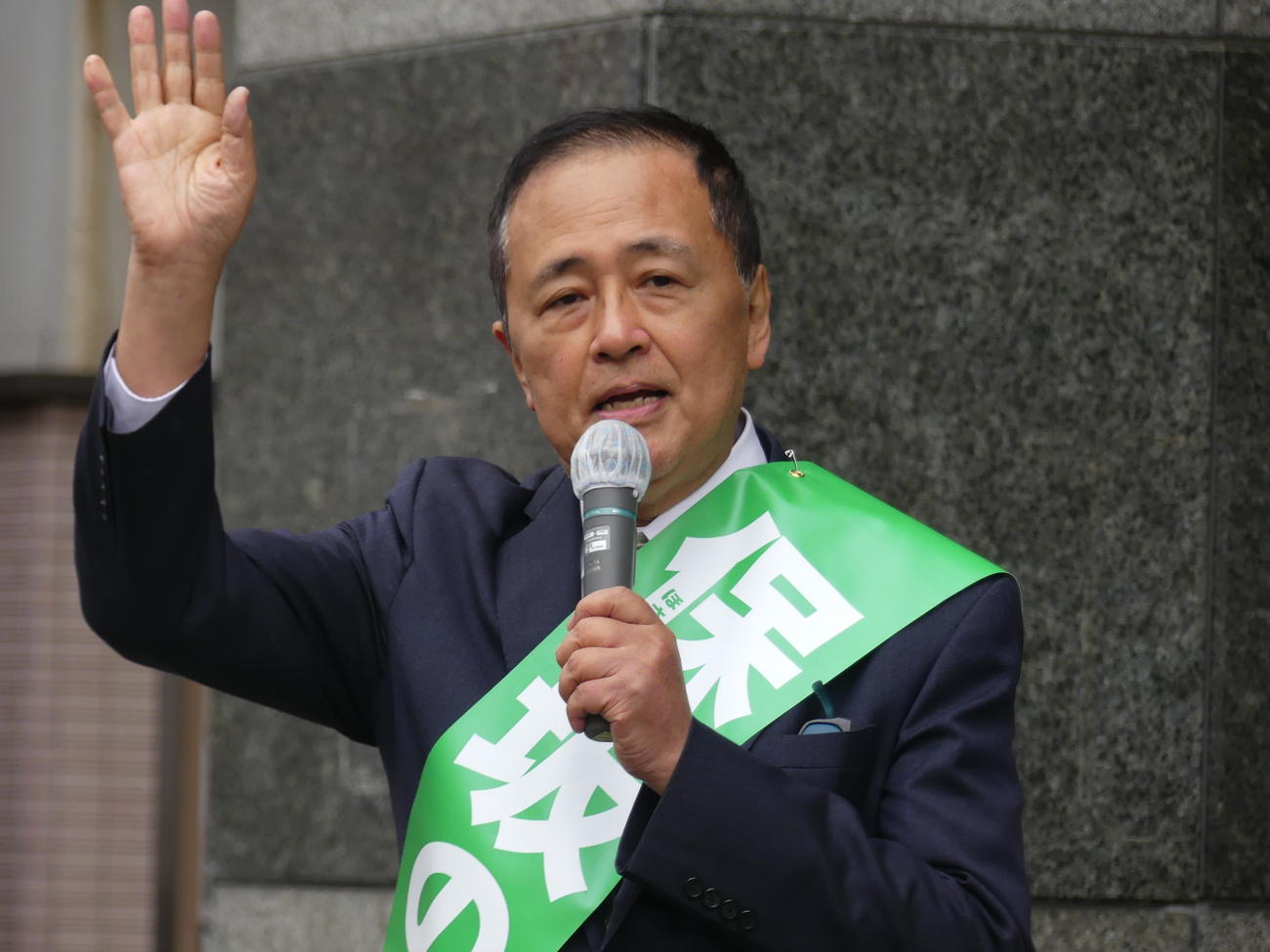 4選を目指す世田谷区長選で支持を訴える保坂展人氏（撮影・中山知子）