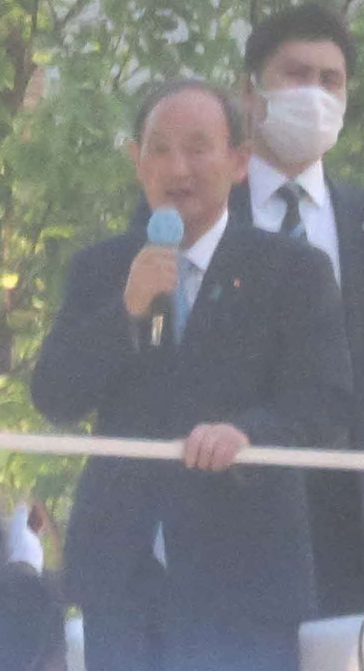 自民党公認の候補の応援に駆けつけた菅義偉前首相（右）（撮影・大上悟）