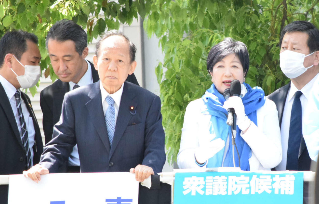自民党候補の応援に駆けつけた小池百合子東京都知事と二階俊博元幹事長（左）（撮影・阪口孝志）