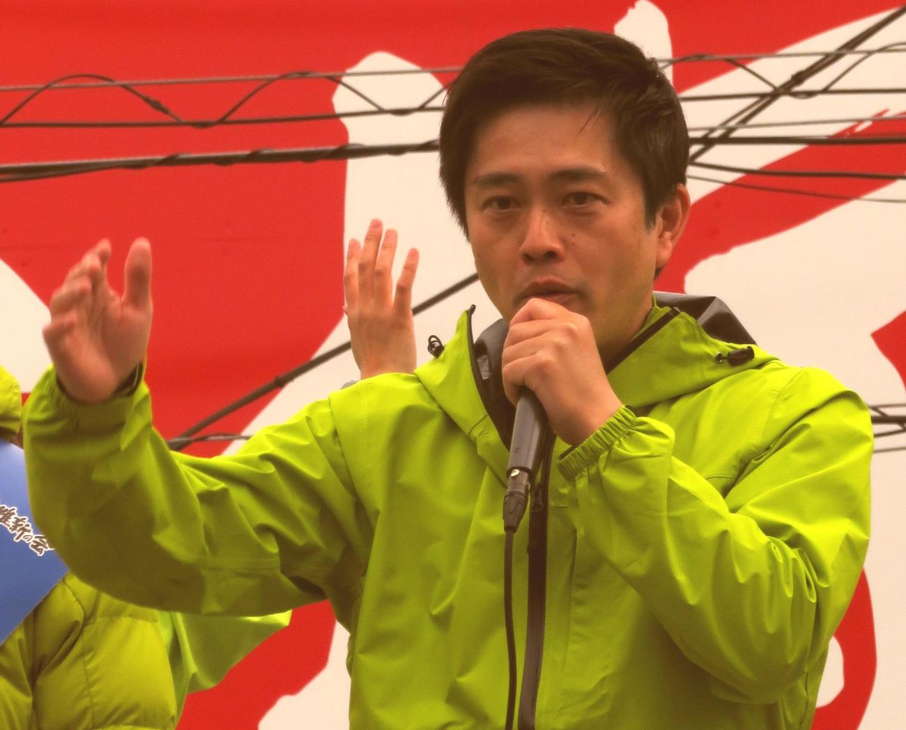 日本維新の会共同代表の吉村洋文大阪府知事は、東京・三軒茶屋駅前で手振りを交えてマイクを握った（撮影・寺沢卓）