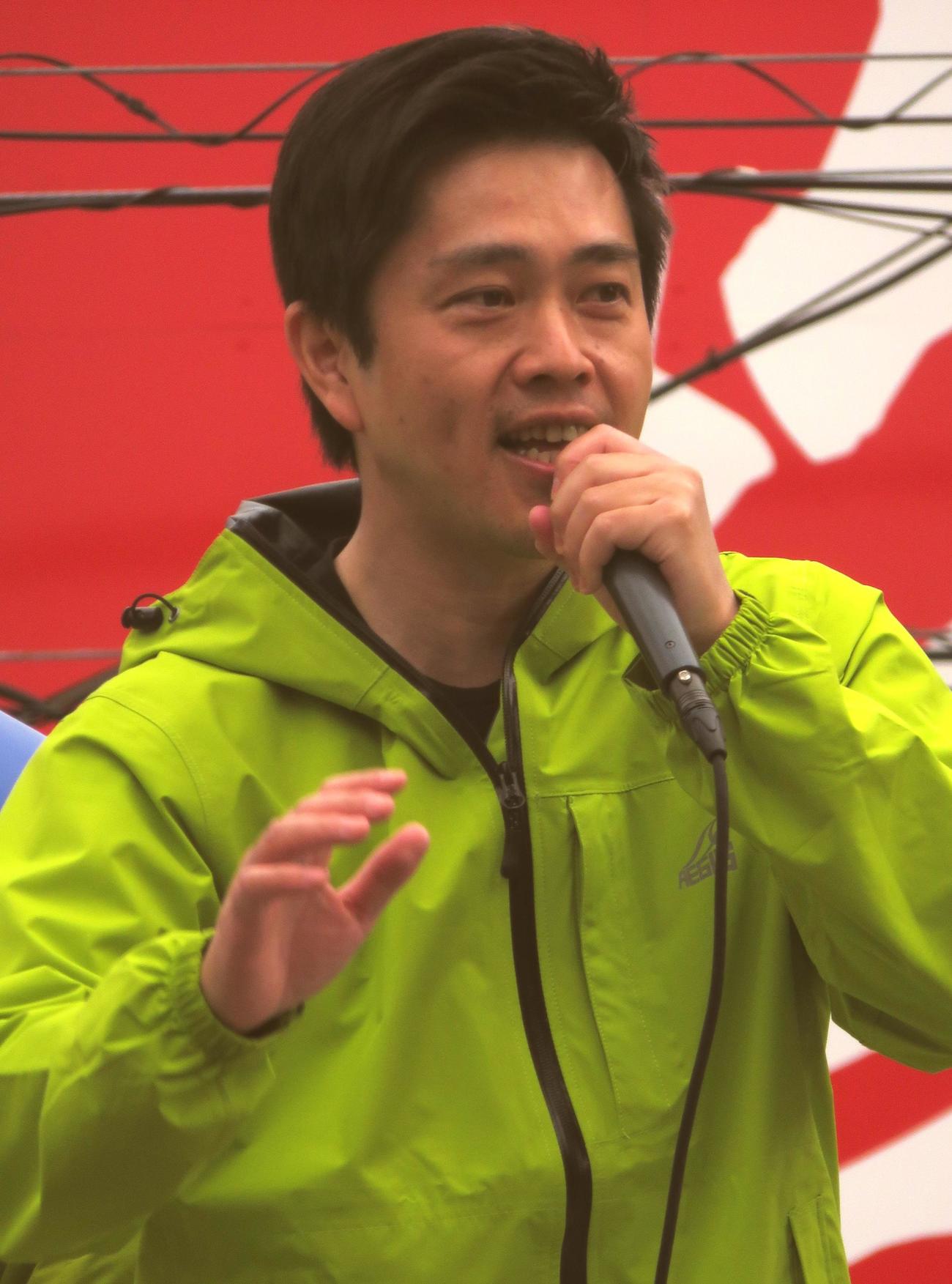 日本維新の会共同代表の吉村洋文大阪府知事は、東京・三軒茶屋駅前で手振りを交えてマイクを握った（撮影・寺沢卓）