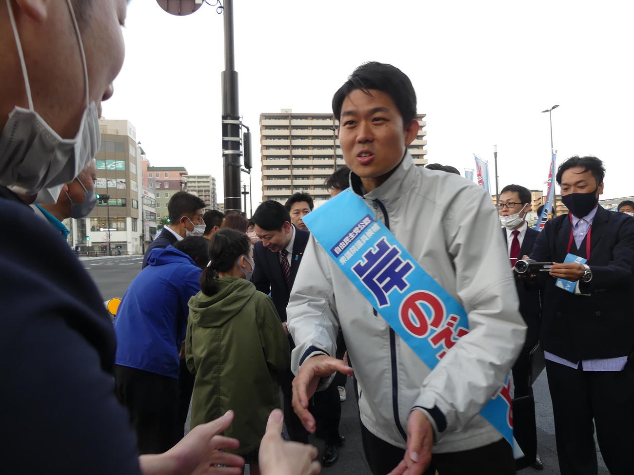 衆院山口2区補選最終日、有権者に支持を訴える自民党の岸信千世氏（撮影・中山知子）