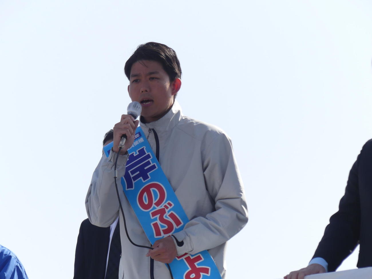 衆院山口2区補選最終日、有権者に支持を訴える自民党の岸信千世氏（撮影・中山知子）