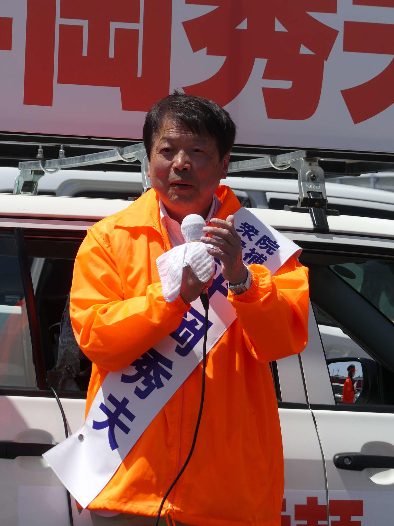 衆院山口2区補選の選挙選最終日、支持を訴える平岡秀夫元法相（撮影・中山知子）