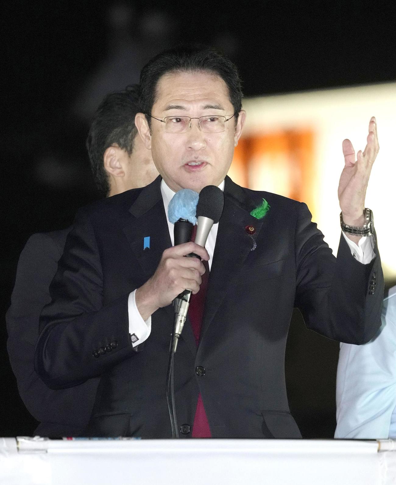 千葉県市川市での街頭演説で、大勢の有権者に最後の訴えを行う自民党総裁の岸田首相（共同）