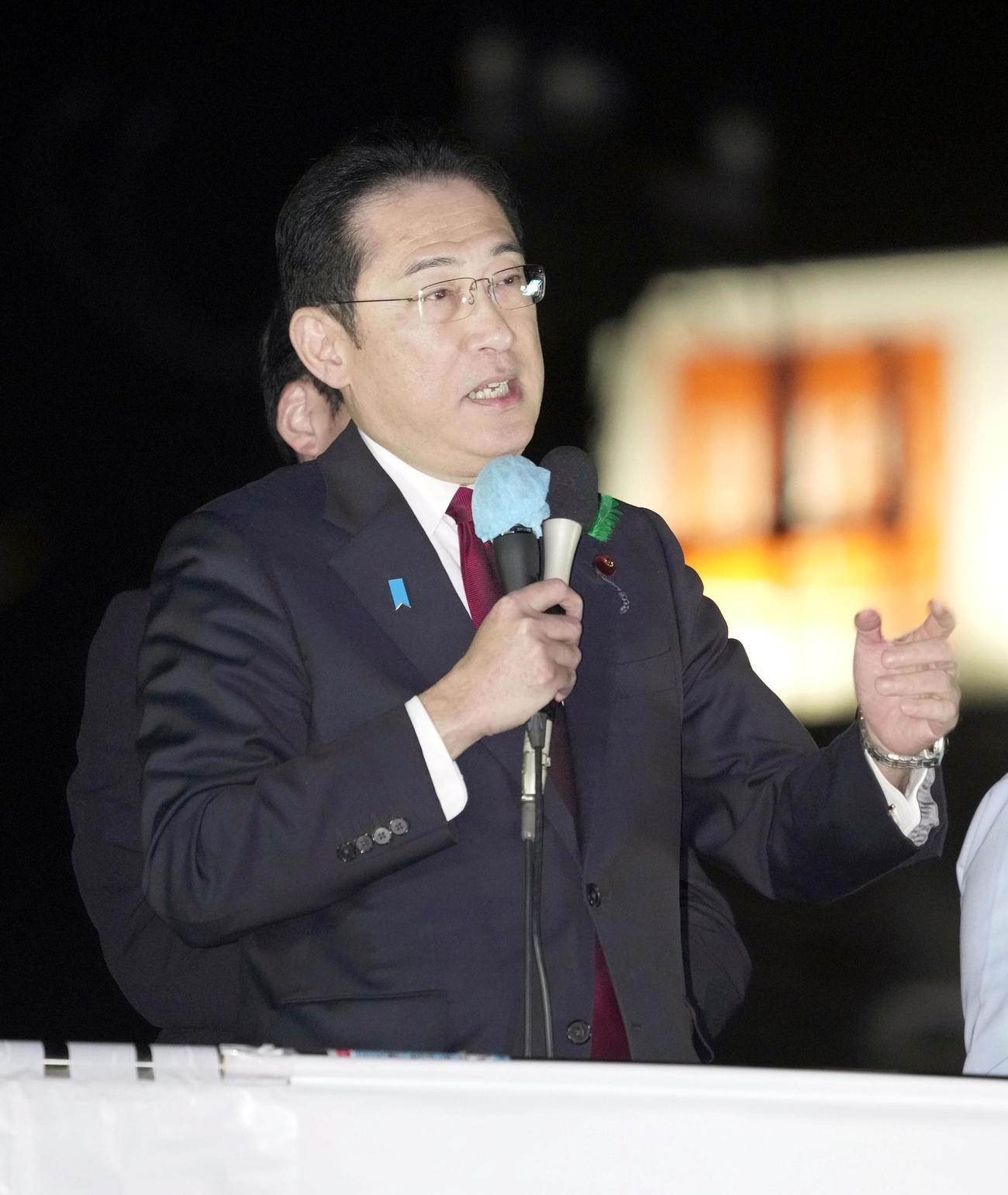 千葉県市川市での街頭演説で、大勢の有権者に最後の訴えを行う自民党総裁の岸田首相（共同）