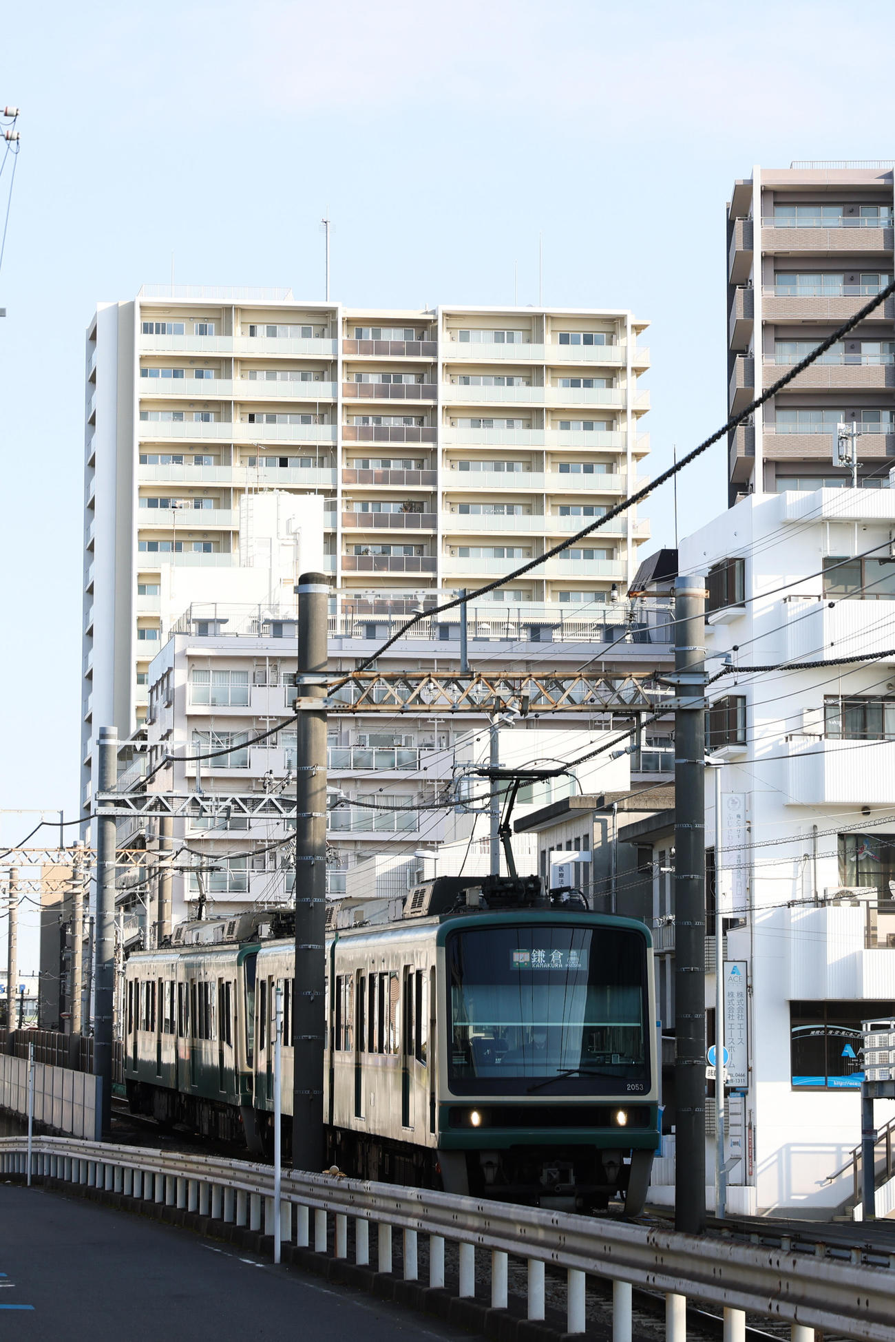 街中を走る江ノ電（撮影・大野祥一）