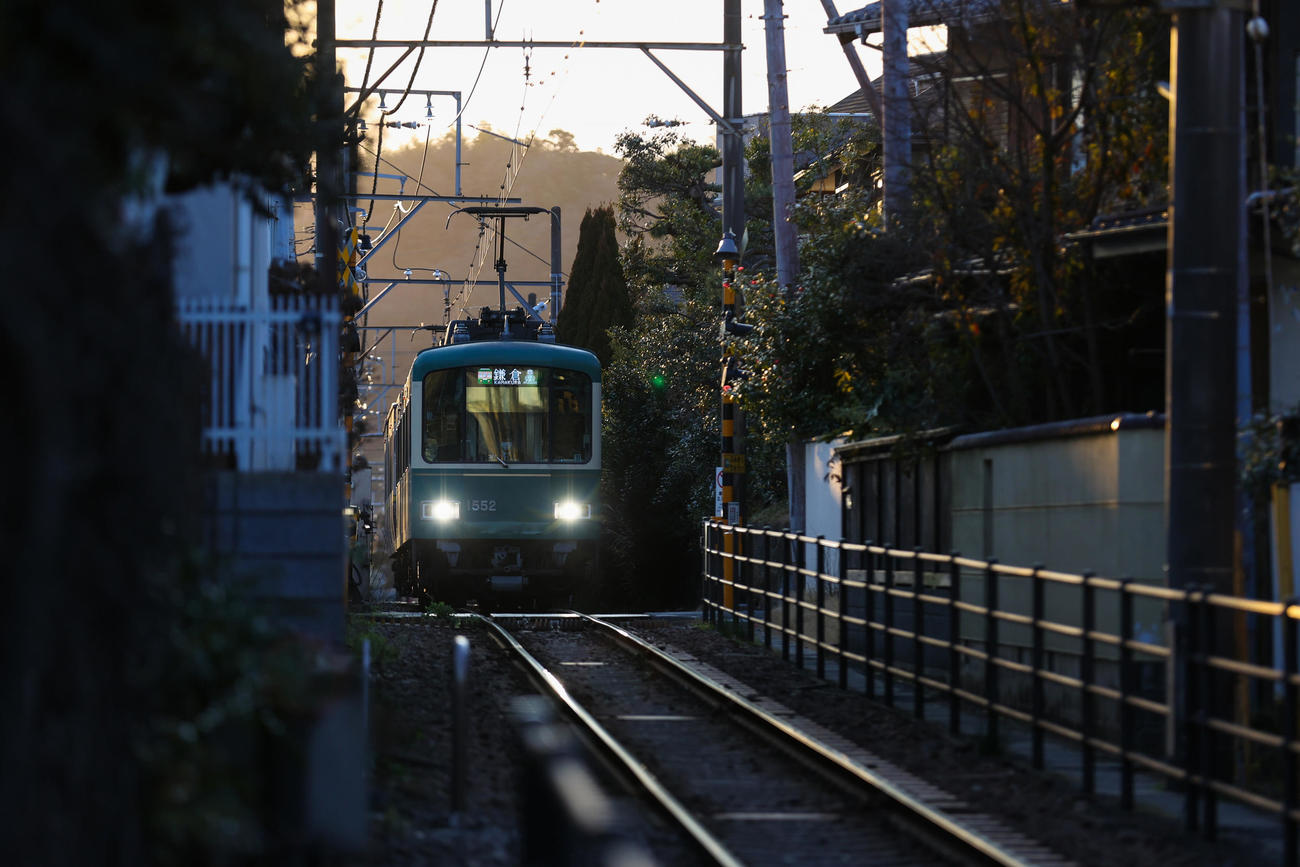 住宅のそばを走る江ノ電（撮影・大野祥一）