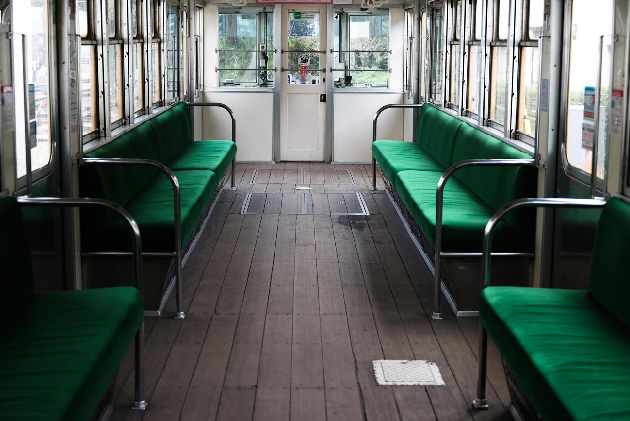 305の車内（撮影・大野祥一）