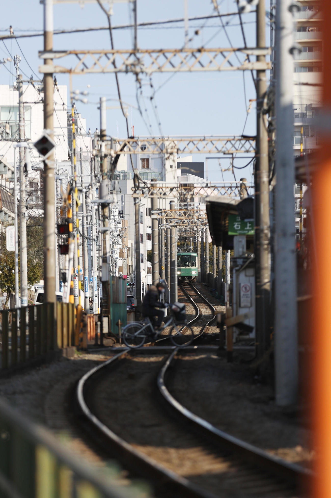 街中を抜けて、石上駅に到着する（撮影・大野祥一）