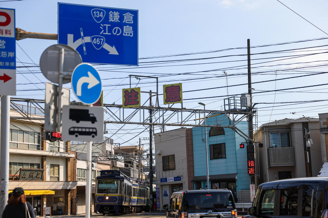 腰越商店街を抜ける車両（撮影・大野祥一）