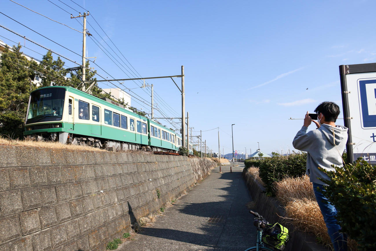 沿線には小さなカメラマンも（撮影・大野祥一）