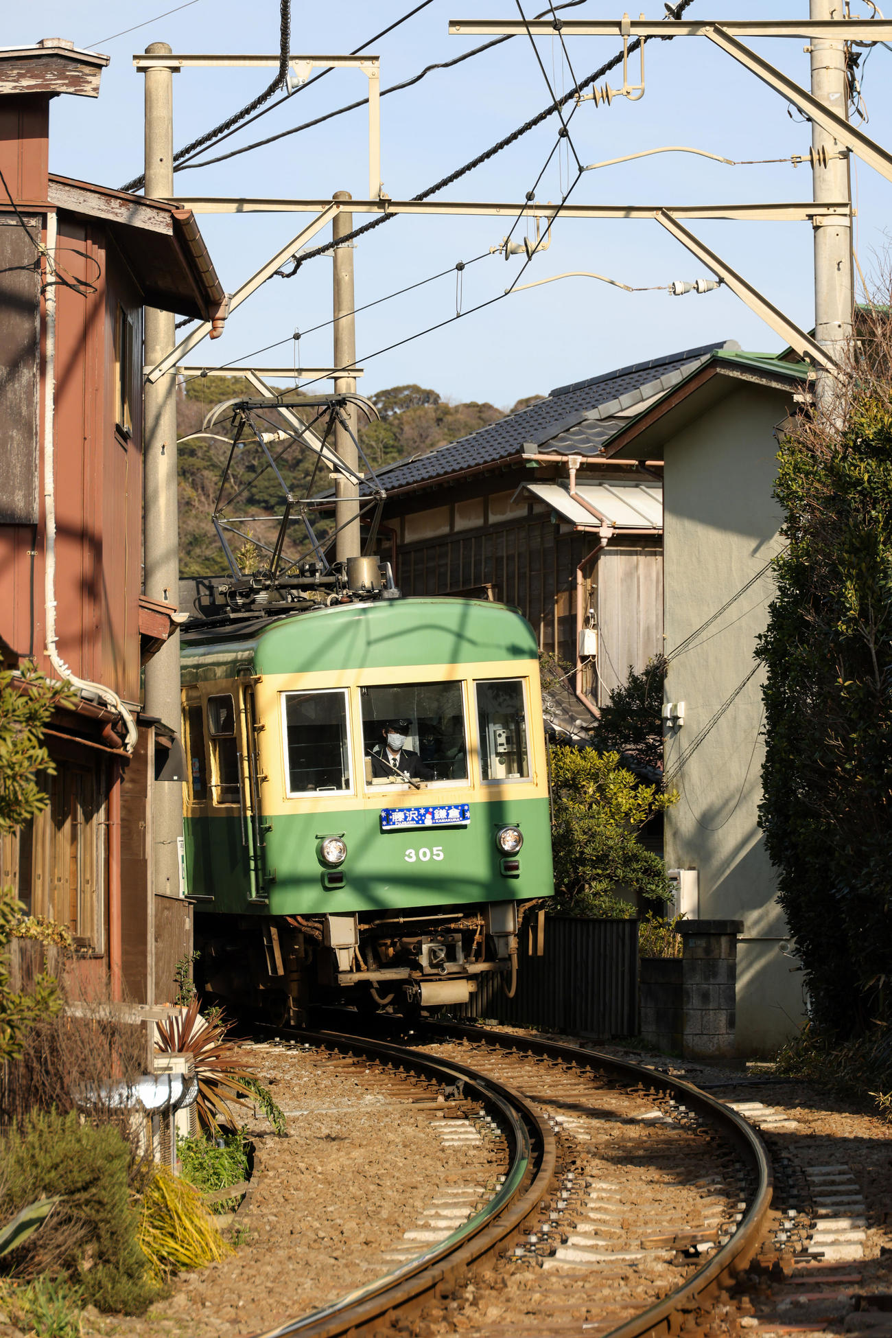住宅のそばを走る江ノ電（撮影・大野祥一）
