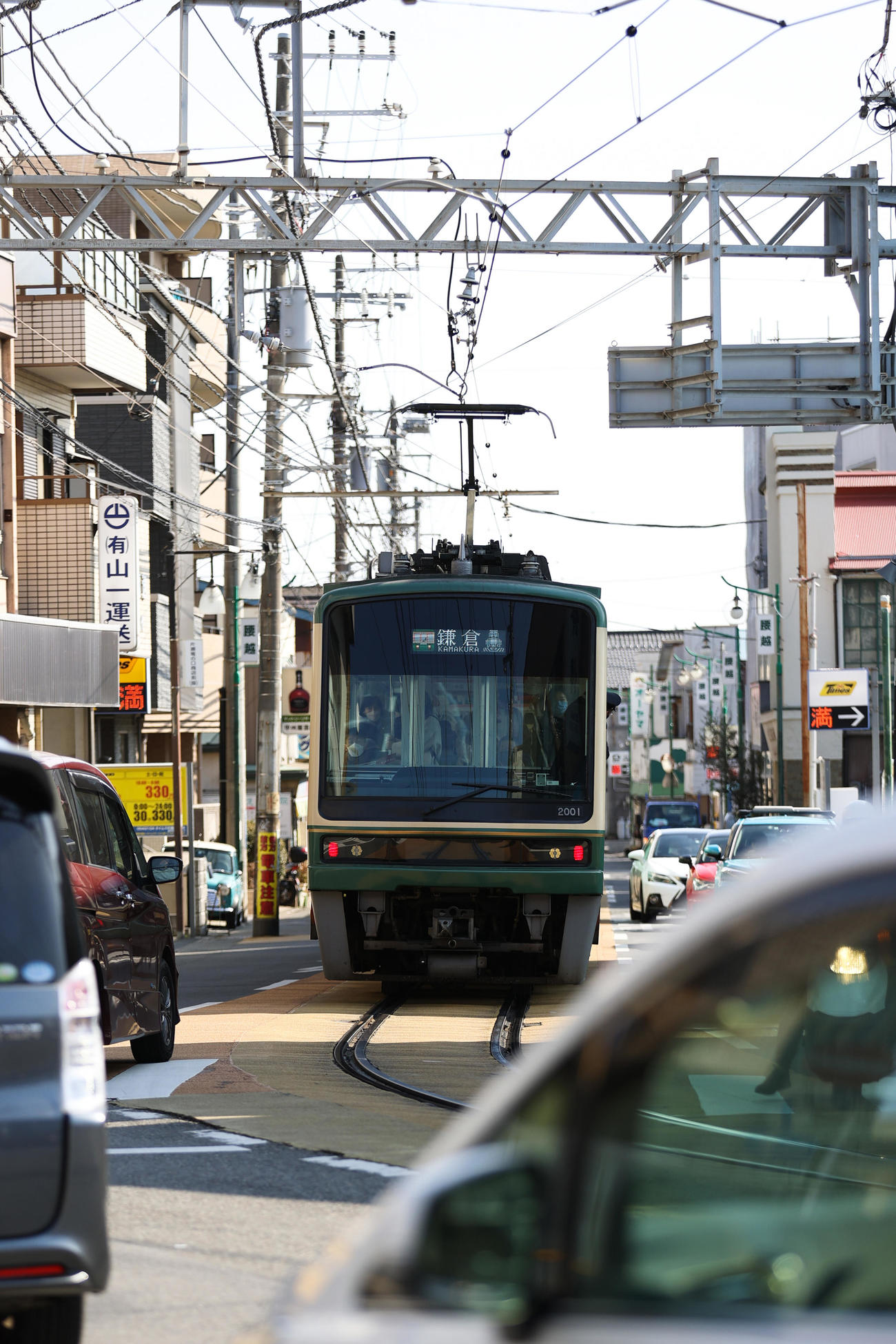 腰越商店街を抜ける江ノ電（撮影・大野祥一）