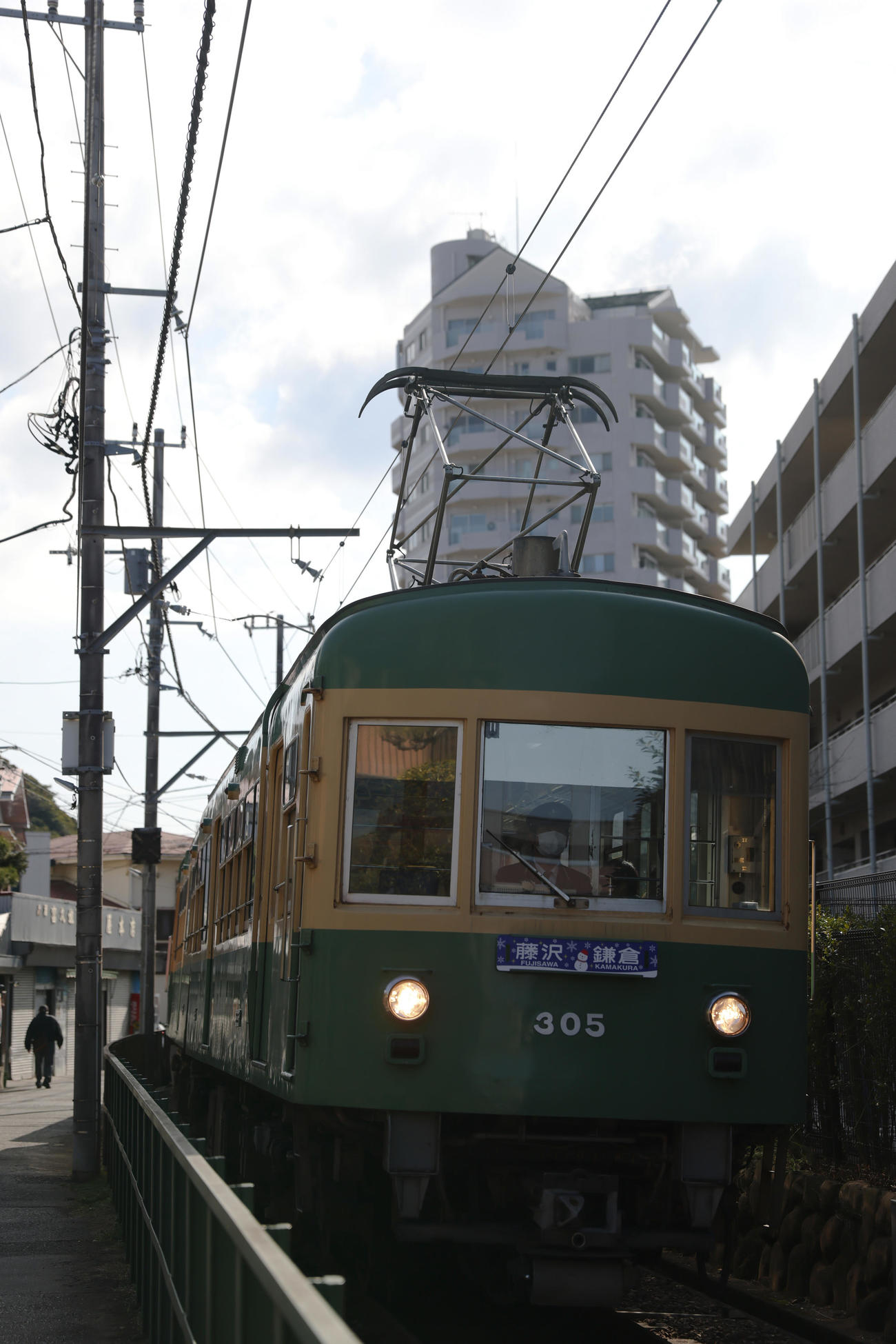 住宅街を抜ける江ノ電（撮影・大野祥一）