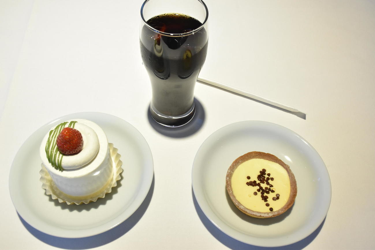 菅井竜也八段が午前のおやつに注文した「ショートケーキの宝石箱」（左）「チョコバナナタルト」（日本将棋連盟提供）