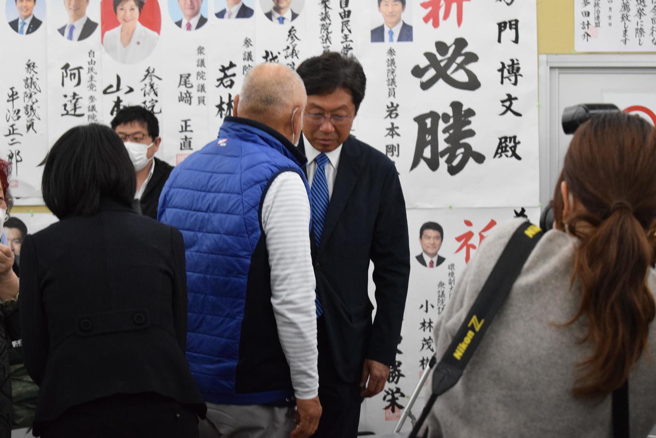 支援者に慰められる自民党の門博文氏（撮影・阪口孝志）