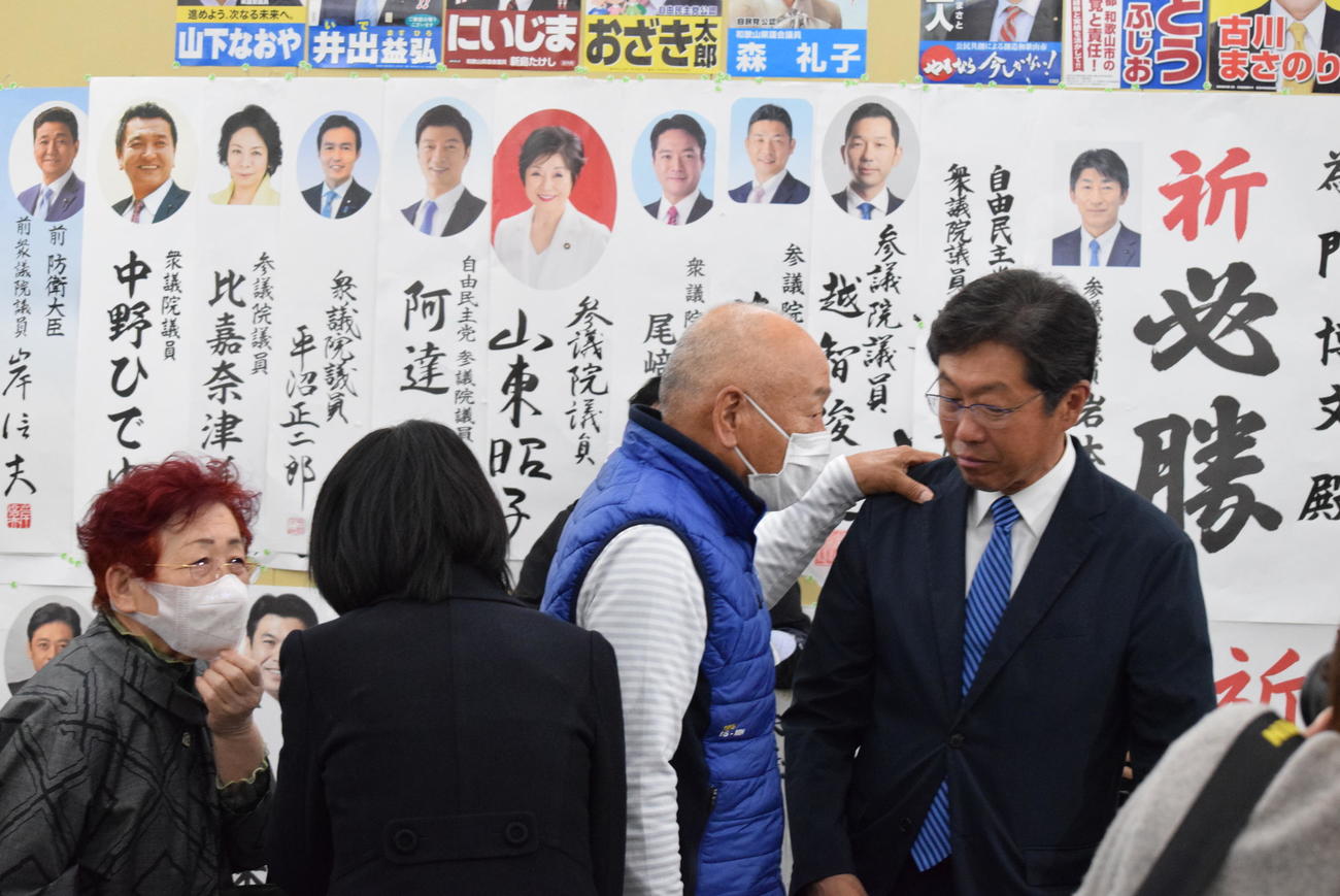 支援者に慰められる自民党の門博文氏（撮影・阪口孝志）