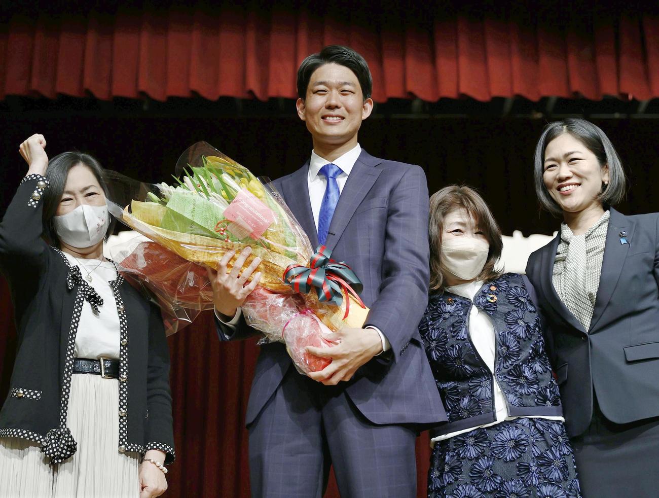 衆院山口2区の補欠選挙で初当選を決め、花束を手に笑顔の岸信千世氏（左から2人目＝共同）