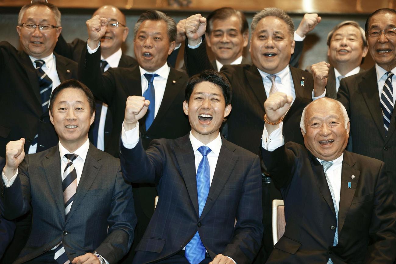 衆院山口2区の補欠選挙で初当選を決め、支援者らと記念写真に納まる岸信千世氏（前列中央＝共同）