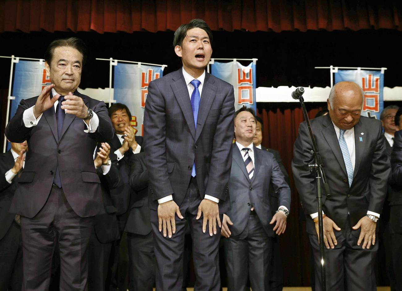 衆院山口2区の補欠選挙で初当選を決め、支持者らに頭を下げる岸信千世氏（中央＝共同）